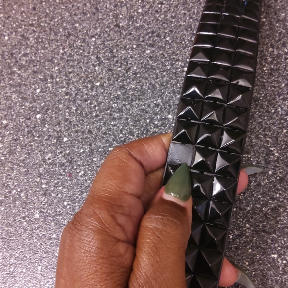 Men's Black Pyramid Studded Belt - Picture 5 of 7